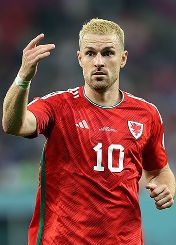 2022_FIFA_World_Cup_United_States_1–1_Wales_-_(36)_(cropped)